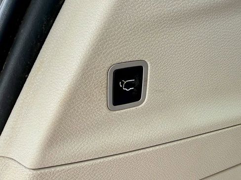 Used 2017 Chrysler Pacifica Touring-L FWD image 17