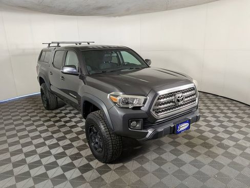 Used 2017 Toyota Tacoma TRD Off-Road w/ Premium & Technology Package image 6