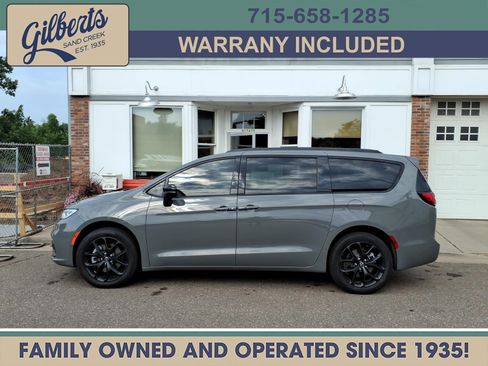 Used 2025 Chrysler Pacifica Limited AWD/4WD image 1