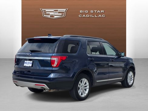 Used 2017 Ford Explorer XLT w/ Equipment Group 202A FWD image 5