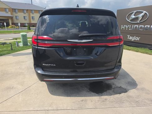 Used 2023 Chrysler Pacifica Touring-L FWD image 6
