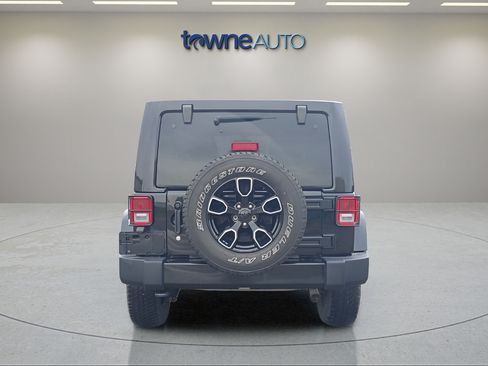 Used 2018 Jeep Wrangler Unlimited Sahara AWD/4WD image 4