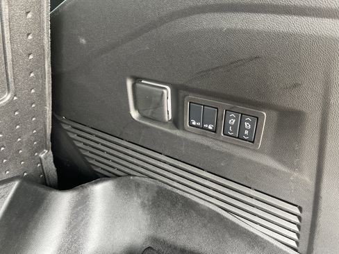 Used 2025 Chevrolet Tahoe High Country image 23