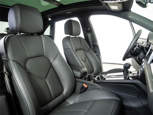 New 2026 Porsche Macan Turbo AWD/4WD image 24