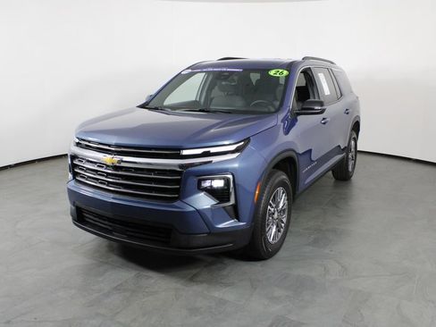 Used 2026 Chevrolet Traverse LT FWD image 1