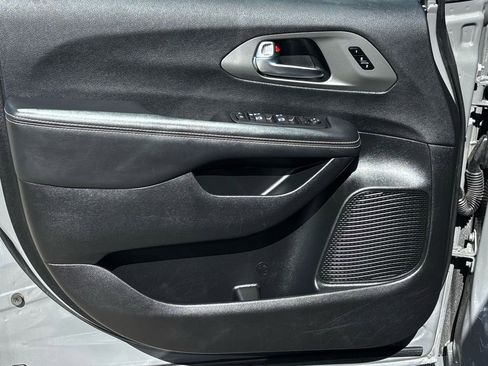 Used 2025 Chrysler Pacifica Select image 13