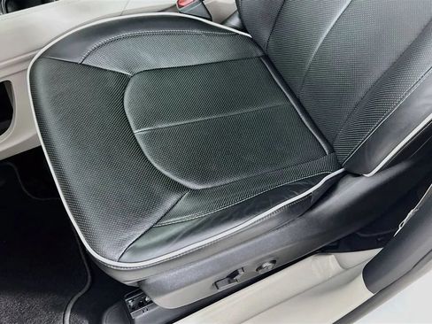 Used 2024 Chrysler Pacifica Limited FWD image 20