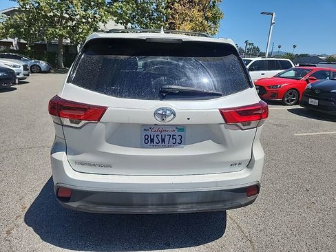 Used 2017 Toyota Highlander XLE w/ Carpet Mat Package FWD image 4