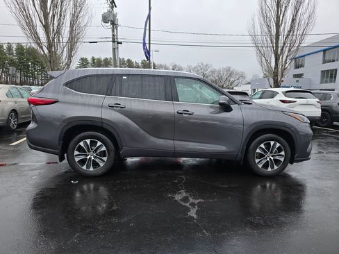 Used 2022 Toyota Highlander XLE AWD/4WD image 8