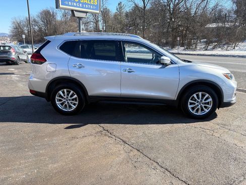 Used 2017 Nissan Rogue SV w/ SV Premium Package image 4