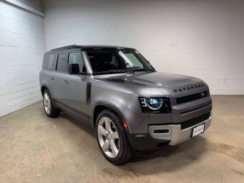 Used 2023 Land Rover Defender 130 SE image 4