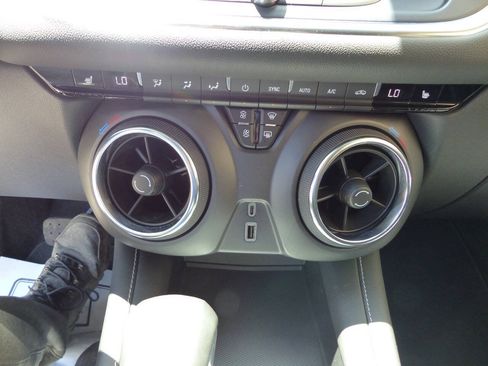 Used 2025 Chevrolet Blazer LT FWD image 33