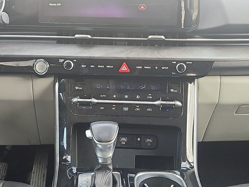 Used 2024 Kia Carnival EX FWD image 18