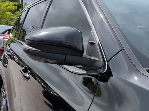 Used 2019 Toyota Highlander Limited Platinum FWD image 11