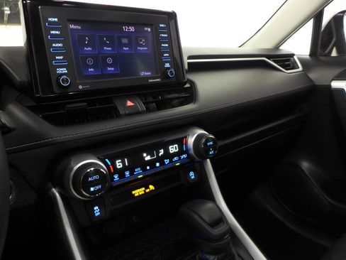 Used 2021 Toyota RAV4 XLE w/ Convenience Package FWD image 20