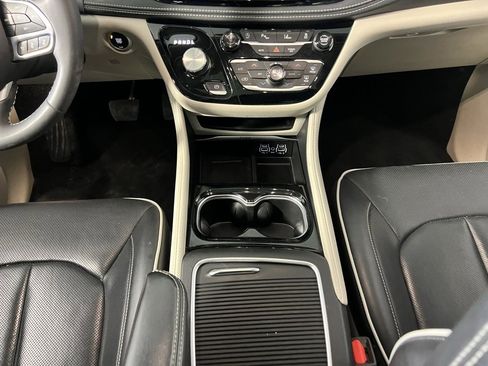 Certified 2024 Chrysler Pacifica Limited image 16