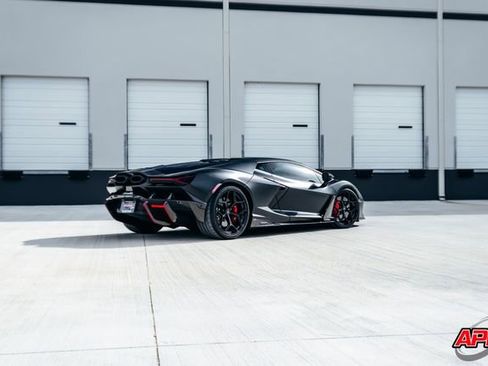 Used 2025 Lamborghini Revuelto image 24