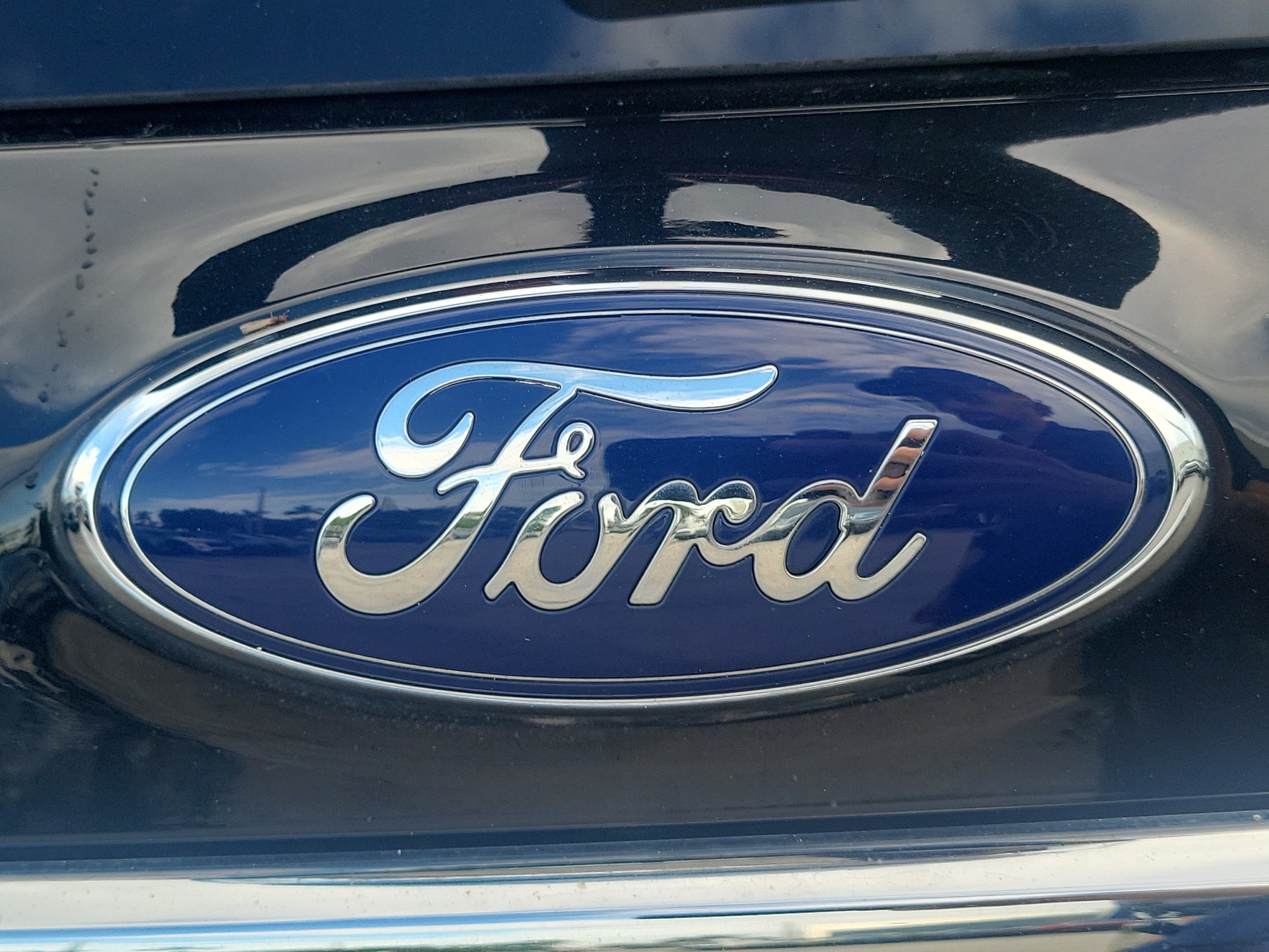 Used 2018 Ford Explorer XLT w/ Equipment Group 202A FWD image 10