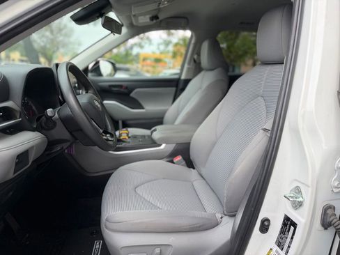 Used 2020 Toyota Highlander L FWD image 5