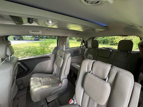 Used 2016 Chrysler Town & Country Touring image 14