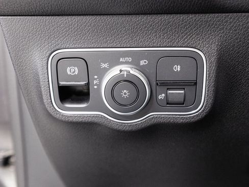 Used 2023 Mercedes-Benz EQB 300 4MATIC image 9