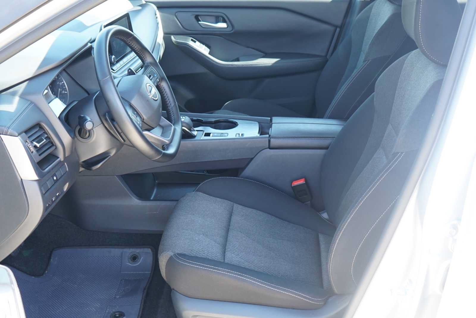 Used 2025 Nissan Rogue SV FWD image 8
