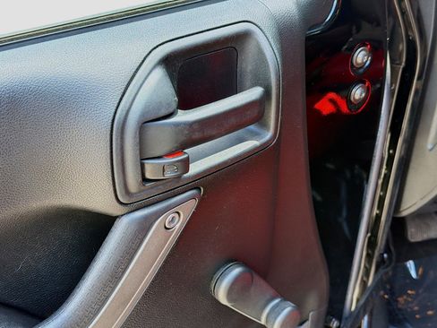 Used 2017 Jeep Wrangler Sport w/ Connectivity Group AWD/4WD image 19