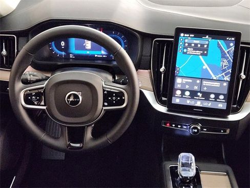 Used 2025 Volvo XC90 B5 Plus image 27