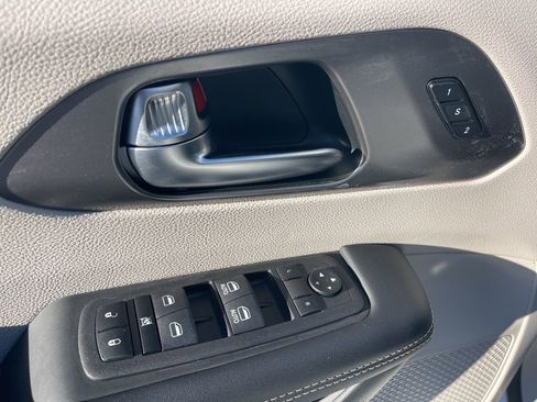 Used 2023 Chrysler Pacifica Touring-L image 10