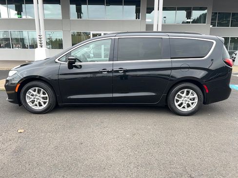 Used 2020 Chrysler Pacifica Touring-L image 7