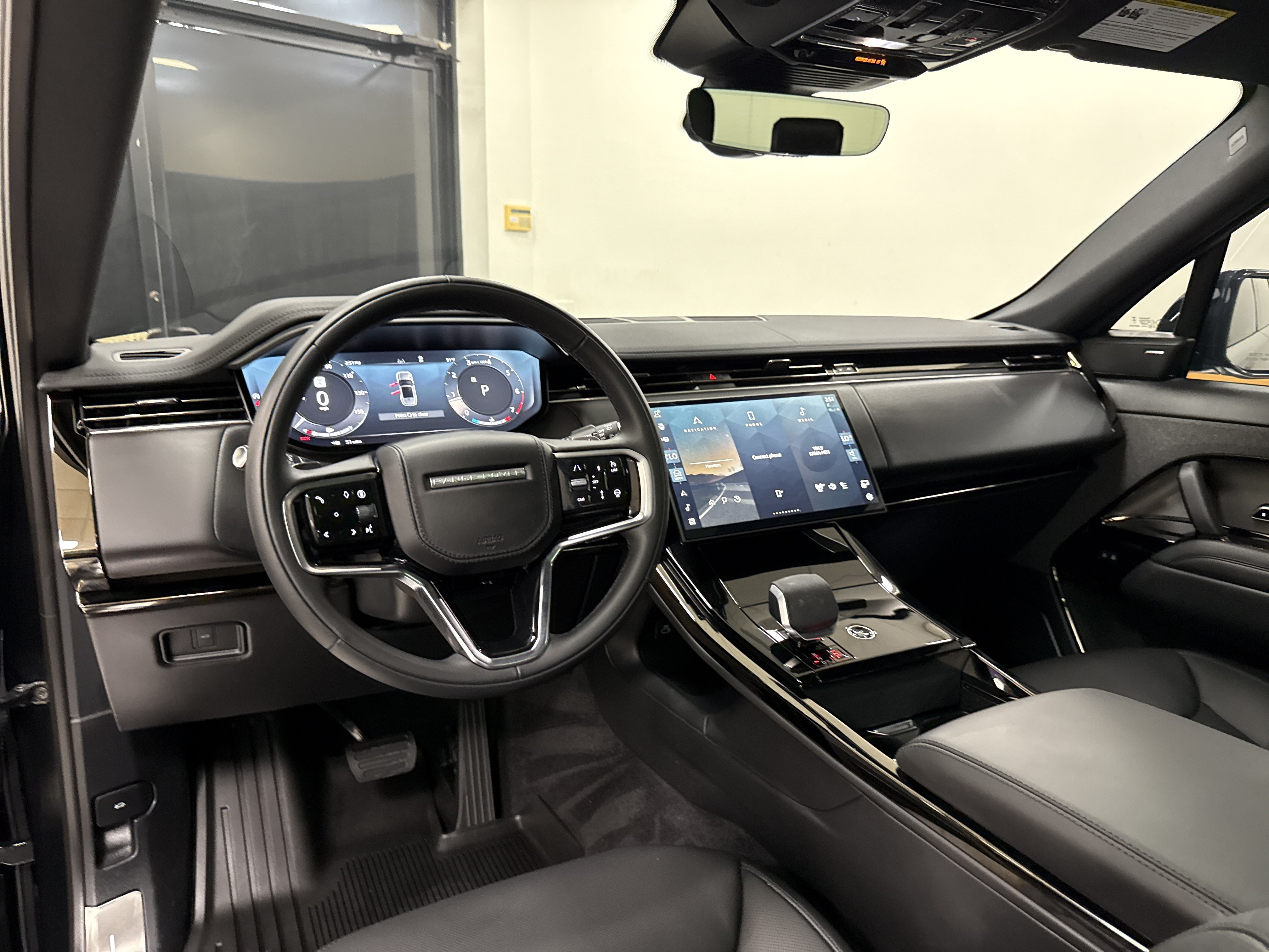 Used 2025 Land Rover Range Rover Sport SE AWD/4WD image 17