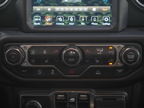 Used 2021 Jeep Wrangler Unlimited Sahara w/ Uconnect 4C Nav & Sound Group AWD/4WD image 18