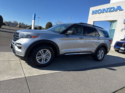 Used 2020 Ford Explorer XLT w/ Equipment Group 202A AWD/4WD image 12
