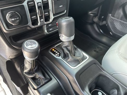 Used 2023 Jeep Wrangler Unlimited Sahara AWD/4WD image 17