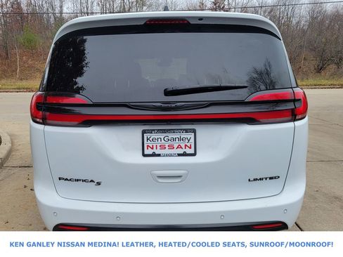 Used 2025 Chrysler Pacifica Limited image 4
