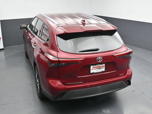 Used 2020 Toyota Highlander XLE FWD image 28