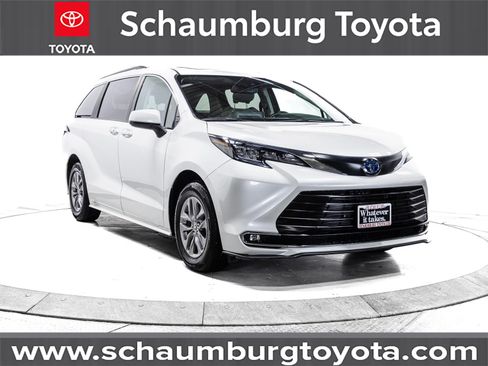 Used 2024 Toyota Sienna XLE image 1