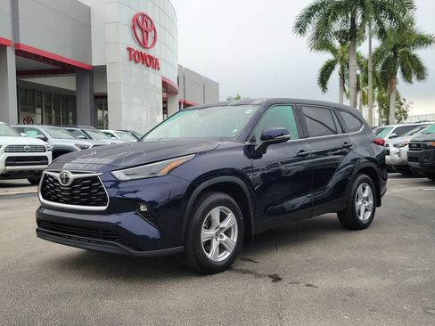Used 2022 Toyota Highlander LE image 2