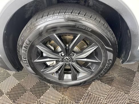 Used 2024 Volkswagen Tiguan SE FWD image 30