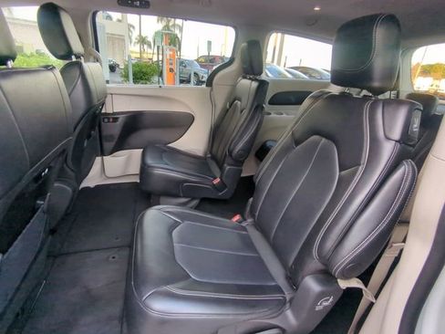 Certified 2024 Chrysler Pacifica Touring-L image 17