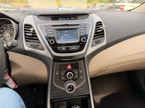 Used 2015 Hyundai Elantra SE w/ Option Group 02 FWD image 11