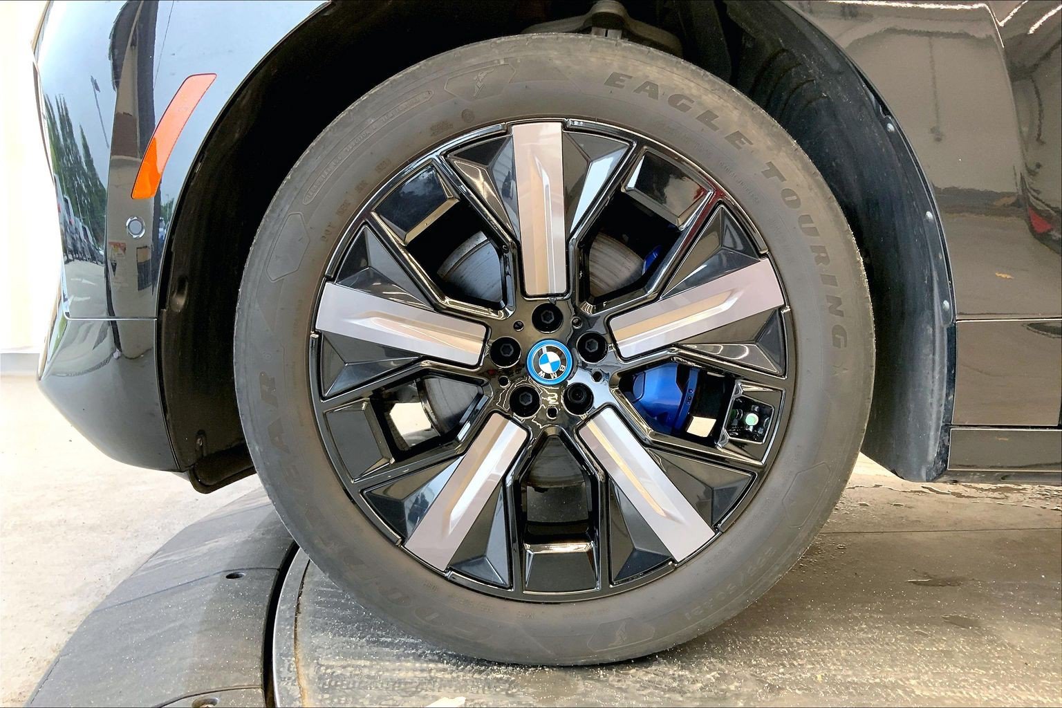Used 2024 BMW iX xDrive50 w/ Sport Package AWD/4WD image 11