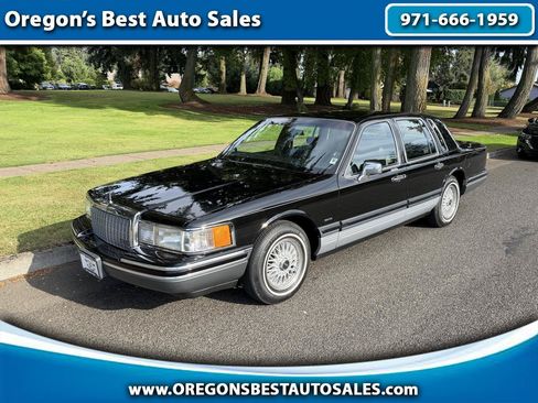 Used 1993 Lincoln Town Car Signature RWD image 1