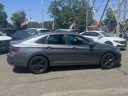 Used 2023 Volkswagen Jetta SE w/ Panoramic Sunroof Package FWD image 4