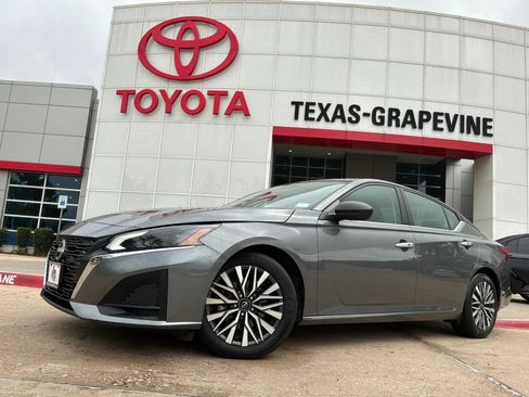 Used 2025 Nissan Altima 2.5 SV FWD image 2