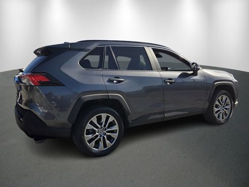 Used 2020 Toyota RAV4 XLE Premium image 7