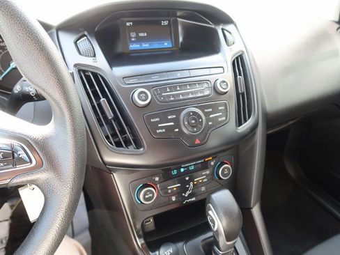 Used 2018 Ford Focus SE w/ SE Appearance Package image 14