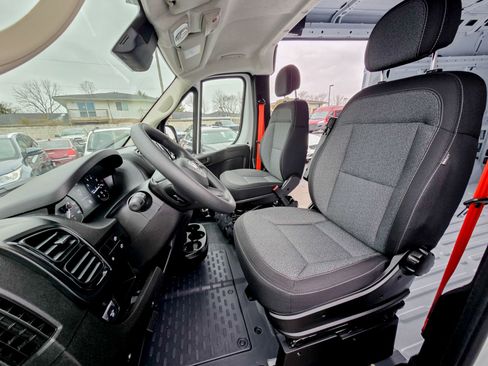 Used 2025 RAM ProMaster 2500 w/ Convenience Group image 31