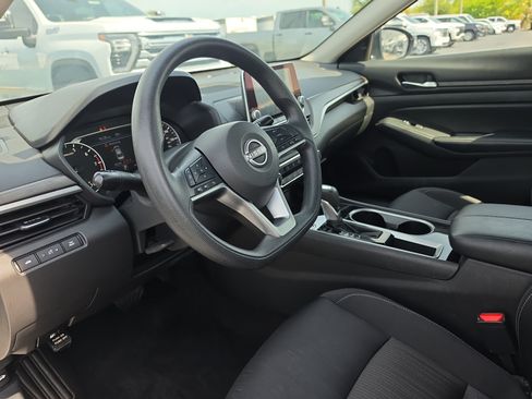 Used 2024 Nissan Altima 2.5 SV FWD image 14