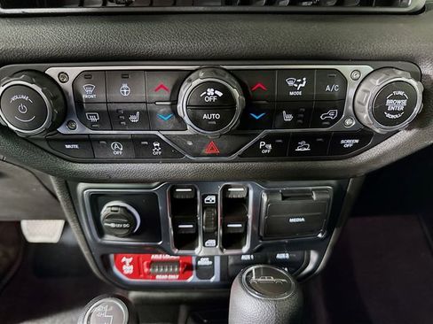 Used 2024 Jeep Gladiator Sport image 15